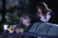 Extant – Als Molly (Halle Berry, r.) merkt, dass es mit Adhu (Henderson Wade, l.) zu Ende geht, will sie ihm noch einen letzten Wunsch erfüllen und er ihr noch eine letzte Warnung mitgeben ...