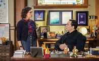 Young Sheldon – Amy Farrah Fowler (Mayim Bialik, l.); Sheldon Cooper (Jim Parsons, r.)