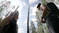 Heimat Österreich: Rund um Rottenmann – Wolfgang Frosch und sein Sohn David Frosch vor einem Baum, in den ein Blitz eingeschlagen hat.