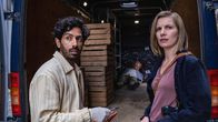SOKO Hamburg – Luiz Vieira dos Santos (Thiago Braga de Oliveira, l.) und Lena Testorp (Anna von Haebler, r.) finden bei dem toten Sven Peters (Julian Greis, M.) seine Papiere. Warum wurde Sven Peters ermordet?