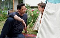 In aller Freundschaft – Oskar Brentano (Leonard Scholz, re.) weigert sich, in die Schule zu gehen. Obwohl sein Vater Dr. Philipp Brentano (Thomas Koch, li.) weiß, dass er zu spät zum Dienstbeginn kommen wird, nimmt er sich die Zeit, den Grund für die Verweigerung zu erfahren.