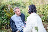 Sturm der Liebe – Erik (Sven Waasner, l., mit Krista Birkner, r.) hat Angst um sein Leben.