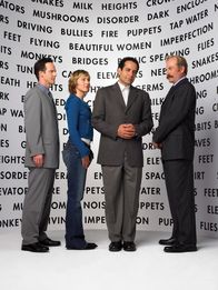 Monk – v.li.: Lt. Randall Disher (Jason Gray-Stanford), Natalie Teeger (Traylor Howard), Adrian Monk (Tony Shalhoub), Captain Leland Stottlemeyer (Ted Levine).
