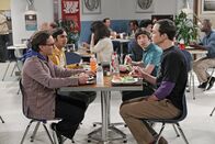The Big Bang Theory – Gute Freunde: Howard (Simon Helberg, r.), Sheldon (Jim Parsons, 2.v.r.), Leonard (Johnny Galecki, l.) und Raj (Kunal Nayyar, 2.v.l.) ...