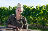 Lecker aufs Land – Die dritte Reise geht nach Rheinhessen zu Shanna Reis. Die 29-Jährige und ihre Familie betreiben Weinbau und Landwirtschaft in 4. Generation. In ihrem 3-Gänge-Menü trifft Wein auf Wild. Zur Vorspeise serviert sie regional-typischen ‚Spundekäs‘ mit Rotwein-Winzerbrot und selbstgemachte Wildknacker.