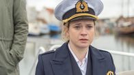 SOKO Wismar – Thea Lasseck (Caroline Hanke), die Ehefrau des Opfers, ist schockiert vom Tod ihres Mannes. Was wird nun aus ihr und den Kindern? Sie sagt aus, die Ehe zwischen ihr und ihrem Mann sei harmonisch und glücklich gewesen. Es hat jedoch Streit zwischen Piet und einem Kollegen gegeben. Angeblich ist Piet auf der Arbeit schikaniert und beleidigt worden. Ist dieser Streit nun eskaliert?