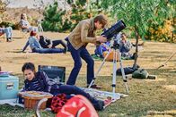 MacGyver – Riley Davis (Tristin Mays, l.); Angus MacGyver (Lucas Till, r.)