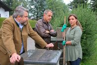 Die Rosenheim-Cops – Die Kommissare (Dieter Fischer, l.; Florian Fitz, m.) haben recherchiert, dass Gesine Brandl (Olga Kolb, r.) vom Opfer erpresst wurde. Ein Mordmotiv?