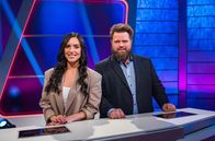 Meister des Alltags – Journalistin Jessica Schöne und Schauspieler Antoine Monot Jr. freuen sich auf spannende Fragen beim Wissensquiz „Meister des Alltags“. Ein Ratespaß, der Tipps und Tricks für den eigenen Alltag liefert – und viele lustige Momente.