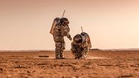 Aufbruch ins All – Mars-Simulation im Oman: Im Raumanzug testen Analog-Astronauten wissenschaftliche Instrumente für den Einsatz auf dem roten Planeten.
