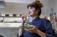Zu Tisch mit Lucie - Kitchen Hacks – Lucie probiert ihre selbstgemachten Algenchips aus Wakame-Blättern.