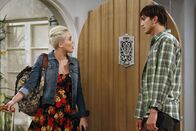 Two and a Half Men – Walden (Ashton Kutcher, r.) verspricht einem alten Freund, dessen Tochter Missi (Miley Cyrus, l.) während ihres Aufenthalts in der Stadt bei sich zu beherbergen. Doch war das eine gute Idee?