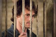 Hannibal – Weil er Will (Hugh Dancy) nicht beschützen konnte, fühlt sich Jack so schuldig, dass er einen Therapeuten aufsucht ...
