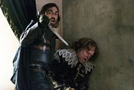 Die Musketiere – Lucien Grimaud (Matthew McNulty, l.); Herzog von Lothringen (Robert Glenister, r.)