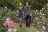 The Royals – Wie wird es mit Kathryn (Christina Wolfe, l.) und Robert (Max Brown, r.) weitergehen?