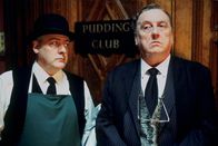 Inspector Barnaby – Ludlow (Peter Wight, l.), der Hausmeister der noblen Devington School, und der stolze Direktor Jonathan Eckersley-Hyde (Desmond Barrit, r.), fördern die altehrwürdigen Tradition des Pudding-Clubs.