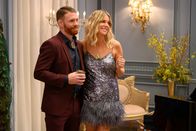 Hacks – DJ (Kaitlin Olson) verkündet auf ihrer Geburtstagsfeier zusammen mit Aidan (Paul Felder) eine Überraschung, mit der niemand gerechnet hat.