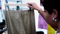 Einstein – Einstein Nachhaltiger Lifestyle: Wie geht das? Eine Hose wird betrachtet.