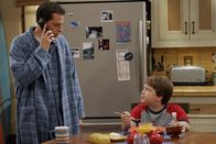 Two and a Half Men – Jake (Angus T. Jones, r.) hat sich in seine Schulfreundin Wendy Cho verliebt und braucht deshalb von seinem Vater (Jon Cryer, l.) Geld für ein Geschenk ...
