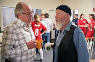 Rentnercops – Der FC Flönz (Kompars:Innen) ist zum Verhör angetreten: Die Rentnercops Klaus Schmitz (Hartmut Volle, l.) und Reinhard Bielefelder (Bill Mockridge, r.) besprechen ihr Vorgehen.