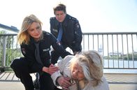 Notruf Hafenkante – Melanie (Sanna Englund, l.) und Henning (Uwe Fellensiek, M.) sind im Einsatz: Eine ältere Dame (Hannelore Minkus, r.) ist Opfer von Gewalt geworden.