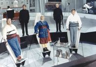 Fantomas gegen Interpol – Der Plan ist schiefgelaufen und Kommissar Juve (Louis de Funès, m.), Inspektor Bertrand (Jacques Dynam, l.) und der Journalist Fandor (Jean Marais, r.) sind Fantomas ins Netz gegangen.