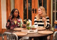 The Neighborhood – Tina Butler (Tichina Arnold, l.); Gemma Johnson (Beth Behrs, r.)