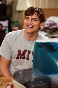 Two and a Half Men – Walden (Ashton Kutcher) hat mit 17 Jahren ein Video für sein zukünftiges Ich aufgenommen, in dem er alles aufzählt, was er bis zum Alter von 35 erreichen will. Deprimiert stellt er fest, dass er weder Frau noch Hund noch Kinder hat ...