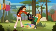 Power Sisters – Wutentbrannt reißen Wendy und Marine unkontrolliert am Lieblings-T-Shirt Papas. Das muss wohl dran glauben.