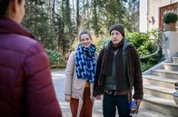 Sturm der Liebe – Gerry (Johannes Huth, r.) weiß nach dem Foto nicht mehr, wie er mit Shirin (Merve Çakır, l.) und Merle (Michaela Weingartner, M.) umgehen soll.