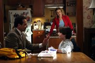 Monk – Selbst für Sharonas (Bitty Schram) Sohn Benjy (Kane Ritchotte, re.) sind Monks (Tony Shalhoub) Marotten nichts Neues mehr...