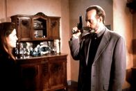 Diagnose: Mord – Der Psychiater Dr. Reed (Dwight Schultz, r.) bedroht seine Patientin Barbara (Kimberlin A. Brown, l.), die entdeckt hat, dass er seine Frau umgebracht hat.