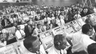 Saturn V - Die Mondrakete – Beim Start der Saturn V hält die Kommandozentrale gespannt den Atem an - wird der erste bemannte Flug zum Mond gelingen?