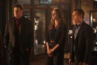 Castle – Castle (Nathan Fillion, l.), Beckett (Stana Katic, M.) und Ryan (Seamus Dever, r.) denken, in ihrem neusten Fall gehe es nur um einen Diebstahl, doch dann taucht eine Leiche auf ...