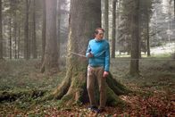 Aloys – Stell dir vor, du stehst im Wald: Aloys (Georg Friedrich) führt ungewöhnliche Telefonate.