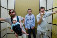 Hangover – Bräutigam Doug beschließt mit seinen drei Trauzeugen Phil (Bradley Cooper, M.), Stu (Ed Helms, r.) und Alan (Zach Galifianakis, l.) in Las Vegas einen draufzumachen, bevor der Ernst des Lebens beginnt. Doch am nächsten Tag haben alle den kompletten Filmriss - und der Bräutigam ist verschwunden. Stattdessen haben sich ein Tiger und ein Baby in ihrem Hotelzimmer breitgemacht ...