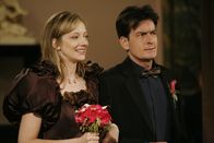 Two and a Half Men – Myra (Judy Greer, l.) ist in Charlies (Charlie Sheen, r.) Haus zu Gast, und zwangsläufig auch in seinem Bett. Es ist eine neue Erfahrung für Charlie, einmal nicht mit einem belanglosen Betthäschen, sondern mit einer Intellektuellen zusammen zu sein. Er empfindet zum ersten Mal keine Fluchtreflexe und stellt sich auf eine solide Beziehung ein ...
