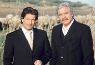 Geerbtes Glück – Skupelloser Vater und sensibler Sohn: der Unternehmer Enrique Braso (Juraj Kukura, rechts) mit seinem Filius Pablo (Francis Fulton-Smith).