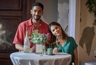 Ghosts – Felix (Benito Bause, li.) und Emma (Cristina do Rego, re.).