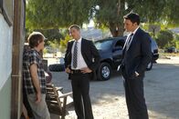 The Mentalist – Nachdem Patrick Jane entführt wurde, beginnen Wayne (Owain Yeoman, r.) und Craig (Eric Winter, M.) mit den Ermittlungen und stoßen dabei auf Greogorio (Ruben Garfias, l.). Doch kann er ihnen weiterhelfen?