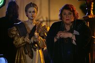 Gilmore Girls – Ganz spontan wird das "Festival der lebenden Bilder" nach Stars Hollow verlegt. Gelingt es Rory (Alexis Bledel, l.) und Miss Patty (Liz Torres, r.), ein Festival zu organisieren, dass den hohen Erwartungen entspricht?; Ganz spontan wird das "Festival der lebenden Bilder" nach Stars Hollow verlegt. Gelingt es Rory (Alexis Bledel, l.) und Miss Patty (Liz Torres, r.), ein Festival zu organisieren, dass den hohen Erwartungen entspricht?