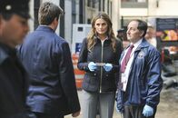Castle – Gerichtsmediziner Sidney Perlmutter (Arye Gross, r.) hat interessante Neuigkeiten für Castle (Nathan Fillion, 2.v.l.) und Beckett (Stana Katic, 2.v.r.) ...