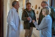 Hubert ohne Staller – Prof. Dülfel (Holger Gotha, l.) kann es sich auch nicht erklären. Wieso hat Magdalena (Mavie Höribier, r.) eine blutige Schere dabei? Hubert (Christian Tramitz, 2.v.l.) und Girwidz (Michael Brandner, 2.v.r.) ermitteln im Klinikum.