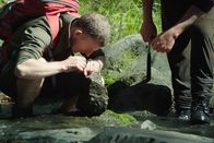 Neuseeland - Rivalen der Urzeit – Der Geologe Julian Thomson (li.) untersucht Fossilien im Flussbett des Maungataniwha Native Forest, einem entlegenen Gebiet, in dem einst Dinosaurierknochen gefunden wurden.