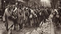 Der Preis des Krieges – Soldaten ziehen in den Krieg. Mit dem Ersten Weltkrieg beginnt das Zeitalter der industriell geführten Massenkriege.