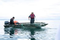 Fernab des Gesetzes – David Squibb und Mary Miller fischen mit einem Treibnetz auf Sockeye-Lachs. (National Geographic für Disney/Jacob Gonzales)