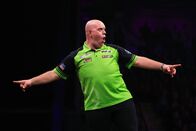 Darts: Premier League – Michael van Gerwen feiert den Sieg über Luke Littler während der BetMGM Premier League Darts 2024, Nacht 4, in der Utilita Arena, Newcastle, England, Vereinigtes Königreich am 22. Februar 2024