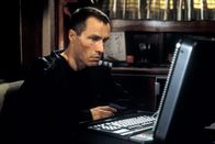 Im Netz der Spinne – Das geisteskranke Genie Gary Soneji (Michael Wincott) will sich unbedingt mit dem FBI-Psychologen Alex Cross messen. Er schleust sich als Lehrer in eine Elite-Schule ein und entführt eine Schülerin - und beginnt einen gnadenlosen Wettstreit mit Alex Cross um das Leben des Kindes ...