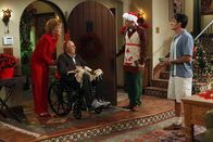 Two and a Half Men – Ein ganz besonderes Fest der Liebe: Evelyn (Holland Taylor, l.), Marty (Carl Reiner, 2.v.l.), Alan (Jon Cryer, 2.v.r.) und Charlie (Charlie Sheen, r.) ...