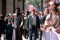 Unbreakable - Unzerbrechlich – Elijah Price (Samuel L. Jackson) versucht David Dunn (Bruce Willies) klarzumachen, das er ganz besondere Fähigkeiten hat.